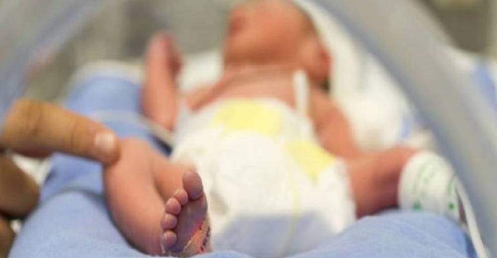 Rompe en llanto al encontrar a una indefensa bebé recién nacida llorando en la calle Rompe en llanto al encontrar a una indefensa bebé recién nacida llorando en la calle