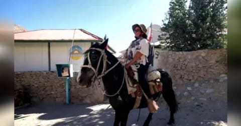 Recorre 8 horas en caballo preocupada por sus pequeños alumnos que no van a la escuela