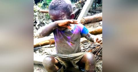 Le celebran el cumpleaños al humilde niño que lloraba cubierto de lodo tras perder su casa