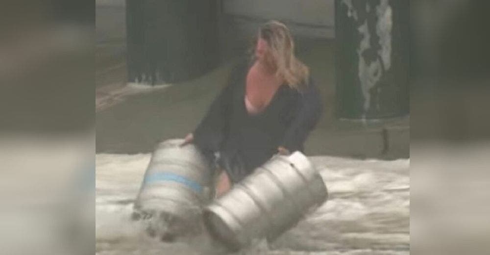 Graban a una mujer que se lanza al océano desesperada para rescatar sus 2 objetos más preciados Graban a una mujer que se lanza al océano desesperada para rescatar sus 2 objetos más preciados