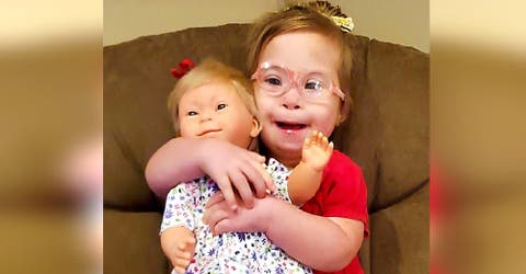La madre de una niña con Síndrome de Down lucha por encontrar una muñeca igual a ella