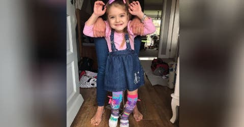 Un desconocido paga la operación que necesita una niña de 4 años para poder caminar