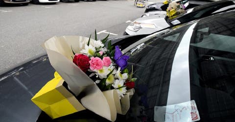 Decenas de flores aparecen en el estacionamiento de un hospital y el personal rompe en llanto