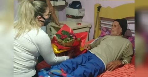 Un humilde anciano llora sin consuelo tras ser acusado injustamente de robarse unas flores