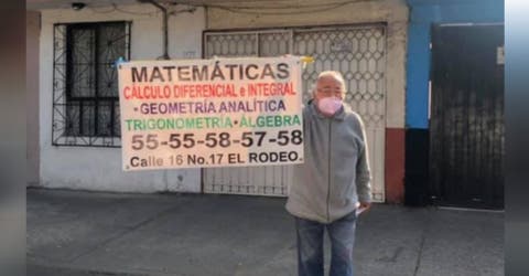 Un abuelito y profesor de matemáticas se para en la calle con un cartel ofreciendo sus servicios
