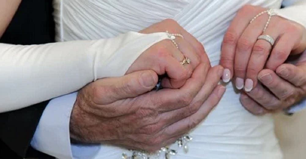 Hombre de 78 años que despilfarró millones en su boda con joven de 17, ahora quiere el divorcio