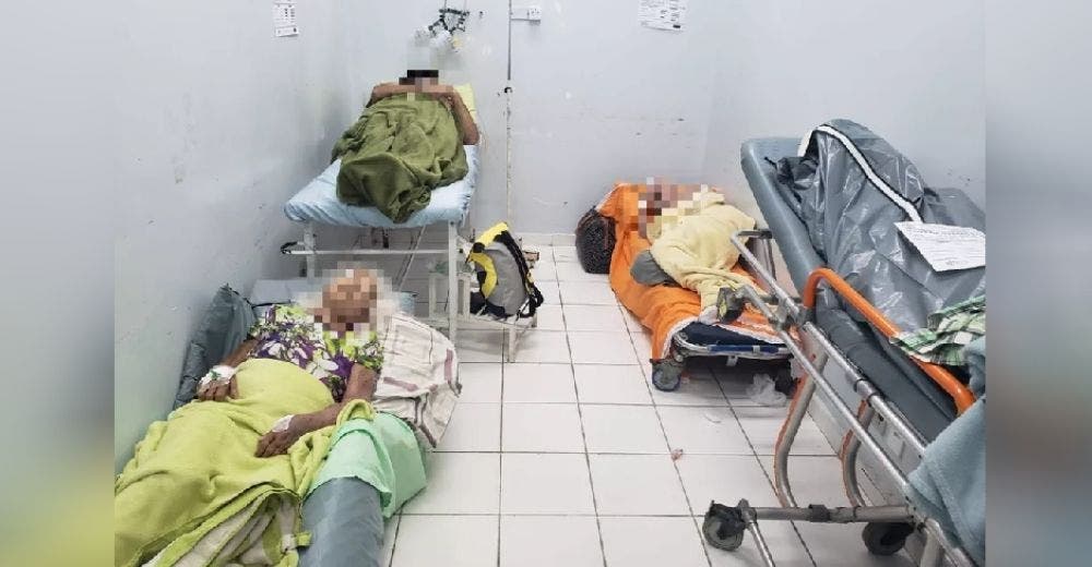 Varios pacientes ancianos comparten la habitación de hospital con