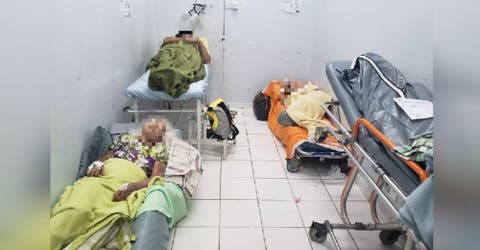 Varios pacientes ancianos comparten la habitación de hospital con personas fallecidas