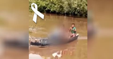 Atraviesan un río en una canoa con su pequeño hijo sin vida bajo el inclemente sol