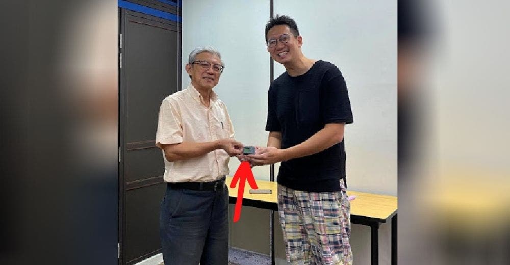 Le devuelve a un alumno el dispositivo que le decomisó en clase hace 21 años Le devuelve a un alumno el dispositivo que le decomisó en clase hace 21 años