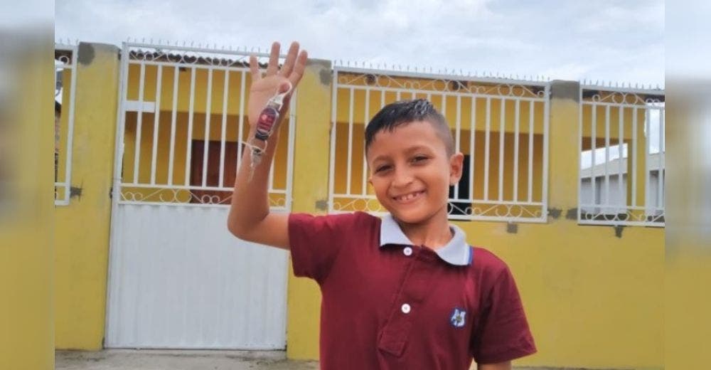 El niño de 8 años que sueña con ser poeta logra su meta de comprar una casa para su familia