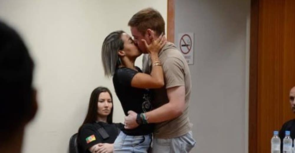 Intentó acabar con la vida de su novia y ella lo besó en pleno juicio–“Lo amo y lo he perdonado” Intentó acabar con la vida de su novia y ella lo besó en pleno juicio–“Lo amo y lo he perdonado”