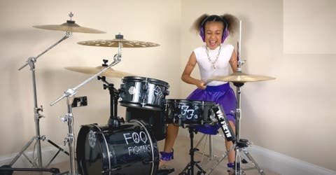 Una niña de 10 años capta la atención del baterista de Nirvana y confiesa que toca mejor que él