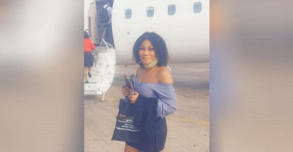 Una humilde mujer celebra y agradece que pudo subir a un avión por primera vez en su vida Una humilde mujer celebra y agradece que pudo subir a un avión por primera vez en su vida