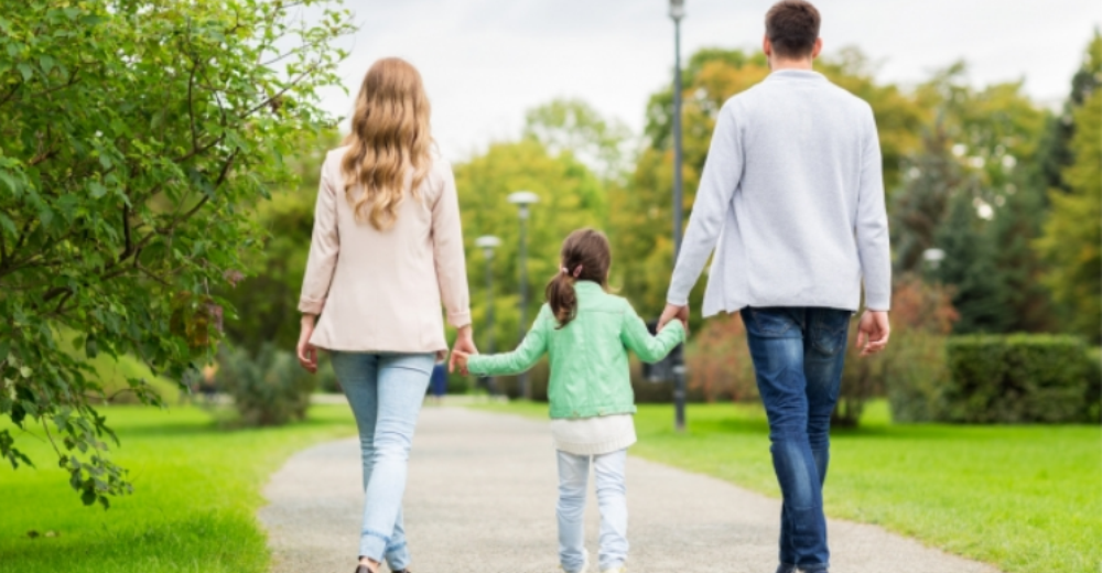 Adoptan a una niña hace 6 años y reclaman que les exigen entregársela a su familia biológica Adoptan a una niña hace 6 años y reclaman que les exigen entregársela a su familia biológica
