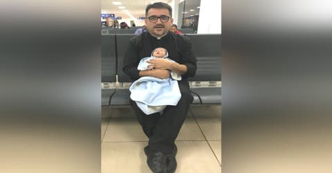 Un sacerdote adopta a un bebé con Síndrome de Down el día de su cumpleaños