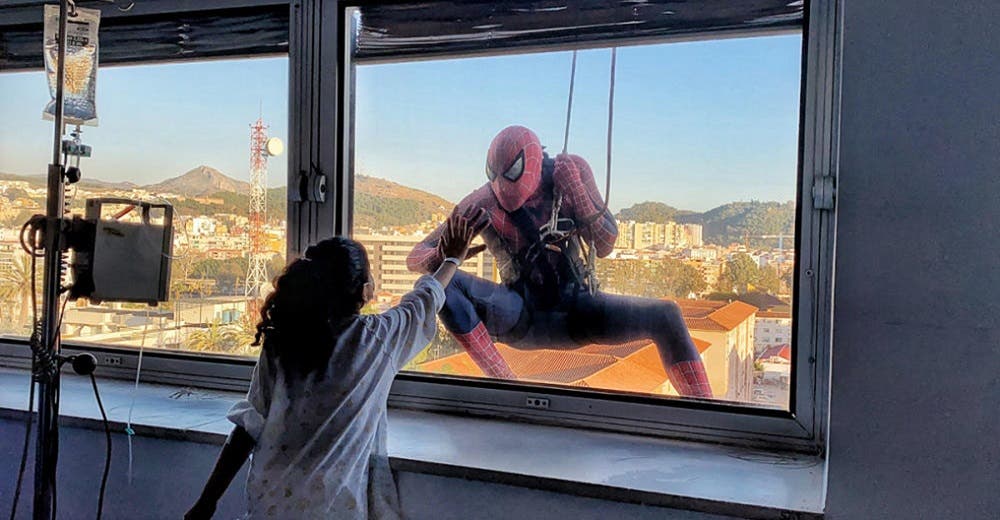 Niños confinados en un hospital se emocionan tras encontrarse con «Spiderman» en la ventana