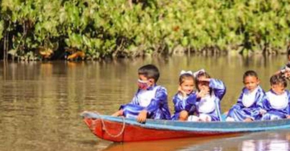 Las maestras de unos humildes niños los hacen navegar sobre el río el día de su graduación