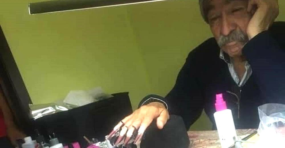 Papá conmueve al ofrecerse como modelo de uñas para que su hija apruebe el examen final