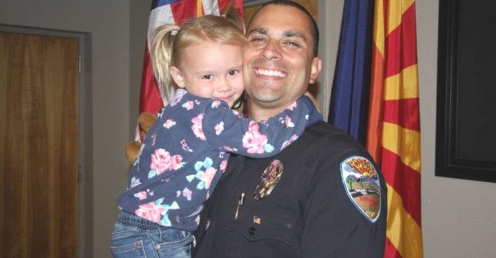Un policía adopta a la niña de 4 años que ayudó y ahora son una familia muy feliz