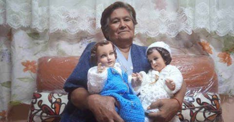Una abuelita con Parkinson pierde a toda su familia y vende prendas tejidas para poder sobrevivir