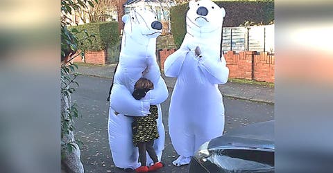 Dos afligidos hermanitos se emocionan cuando aparecen 2 osos polares frente a su casa