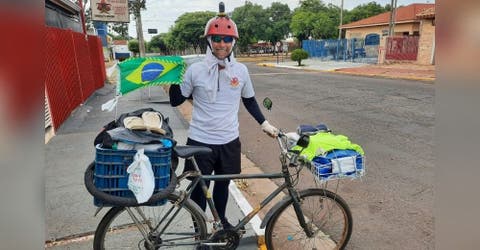 Su hija de 6 años sobrevive de milagro y cumple su promesa de recorrer miles de km en bicicleta