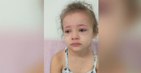 Una niña de 5 años casi pierde la vida porque los médicos ignoraron a sus alarmados padres