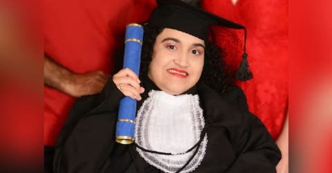 Celebra su graduación callando la boca de quienes dijeron que jamás podría estudiar
