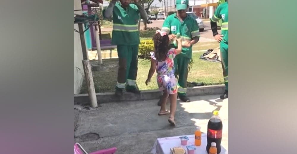 Los recolectores de basura se acercan a una niña de 5 años que les ofreció un desayuno