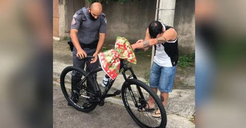 Los policías hacen llorar al humilde repartidor que trabajaba con una bicicleta alquilada