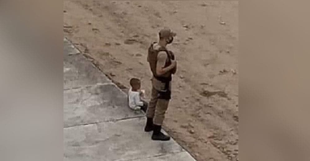 Un vecino se queda consternado viendo a un policía actuar ante un solitario niño en la calle