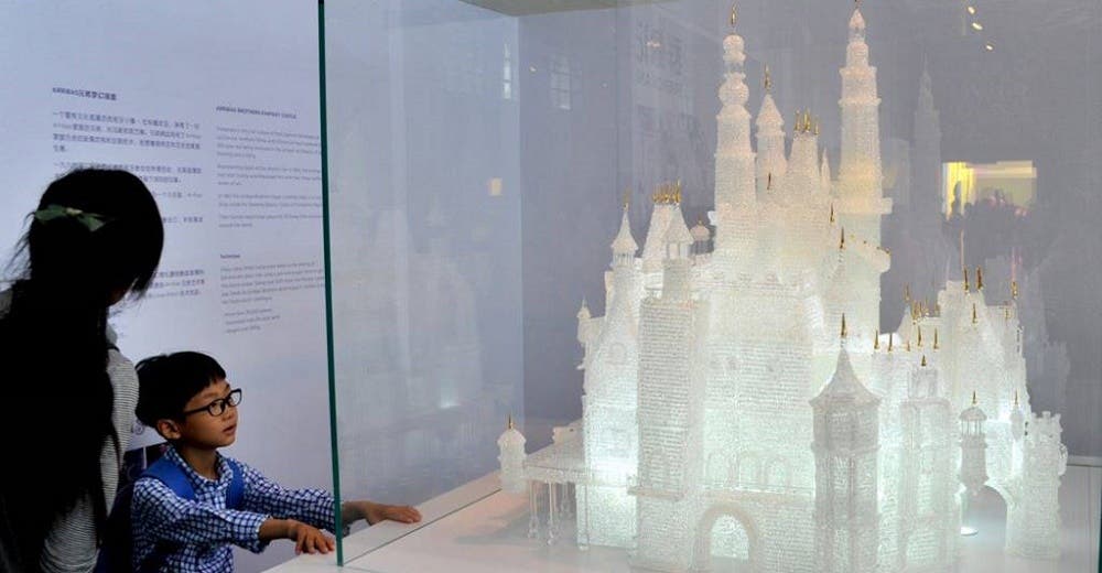 Dos niños rompen el castillo de cristal más grande del mundo valorado en más de 65 mil dólares