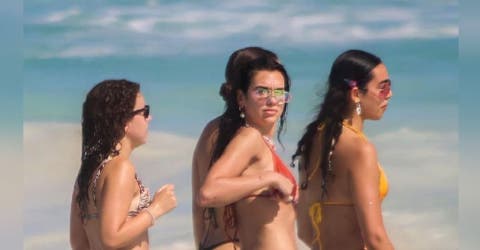 Las imágenes de la cantante Dua Lipa en la playa indignan a la mayoría de sus seguidores