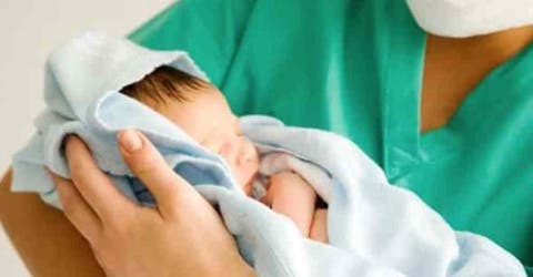 Una enfermera deja caer a un bebé recién nacido por usar su teléfono móvil