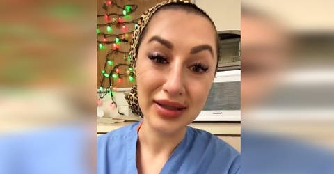 Una enfermera se graba entre lágrimas contando el drama que sufre dentro del hospital