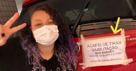 «No toques la bocina» – Una joven desconcierta a los conductores con un cartel pegado en su auto