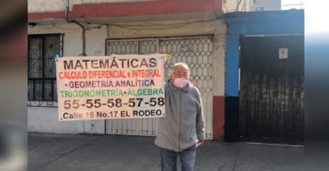 Un abuelito de 80 años se para con un cartel en la calle para buscar trabajo dando clases