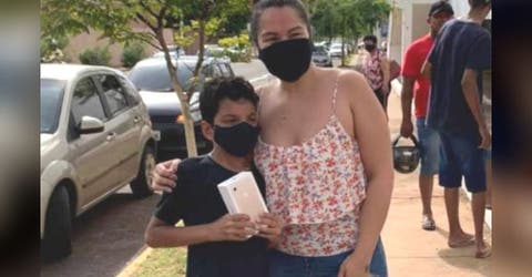 Estafan al niño de 11 años que trabajó arduamente para comprarse el teléfono que tanto quería