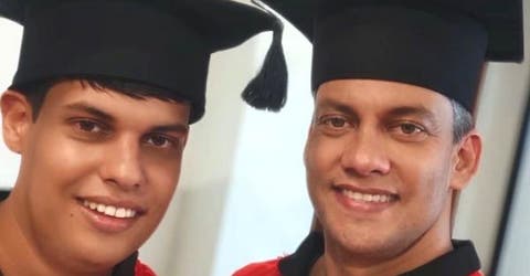 Entra a la universidad para proteger a su hijo con Asperger y celebran juntos su graduación