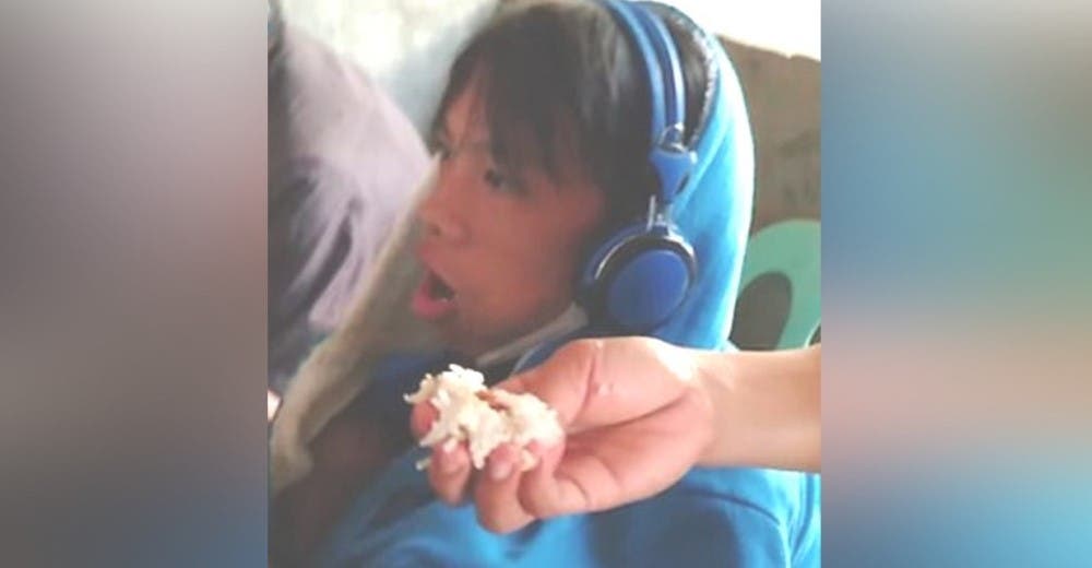 Alimenta a su hijo de 13 años mientras él juega en el ordenador 48 horas seguidas Alimenta a su hijo de 13 años mientras él juega en el ordenador 48 horas seguidas