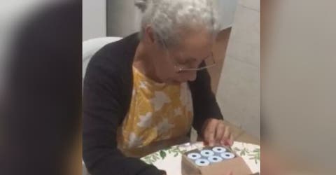 Le rompen el corazón a una abuelita que esperaba un teléfono nuevo y encontró rollos de papel