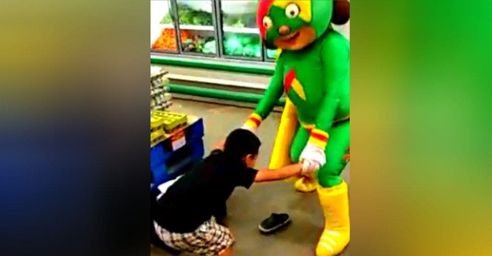 La mascota de un supermercado protagoniza una pelea con el niño que se le acercó