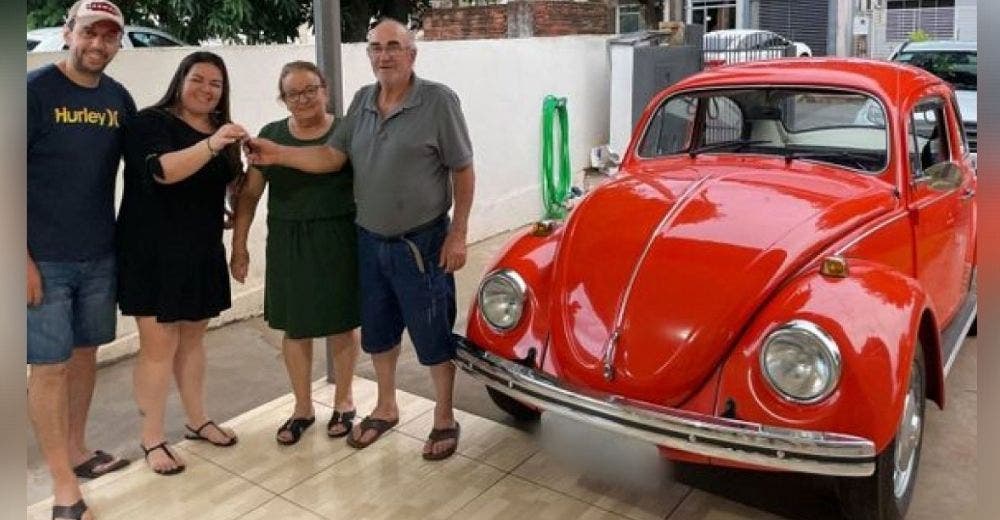 Cuando abre la puerta encuentra el primer auto que tuvo y a su familia reunida 22 años después