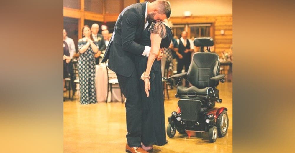 Una amorosa madre con ELA se levanta de la silla de ruedas para bailar con su hijo en su boda