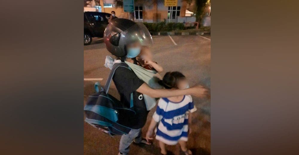 Un policía intercepta a la humilde pareja con 3 niños que se dirigía a dormir en un baño público Un policía intercepta a la humilde pareja con 3 niños que se dirigía a dormir en un baño público