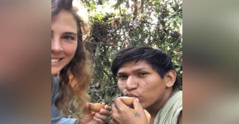 Empieza una relación con un adolescente indígena y renuncia a todo para vivir en la selva