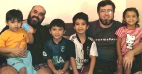 «Serán nuestros hijos para siempre» – Una pareja del mismo género logra adoptar a 4 hermanitos