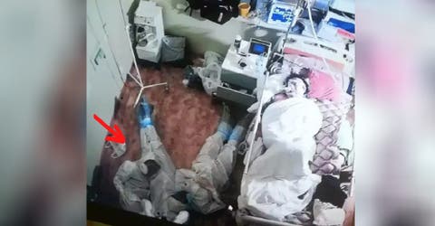 3 sanitarios se desploman en el suelo en la habitación de una paciente intubada con COVID-19