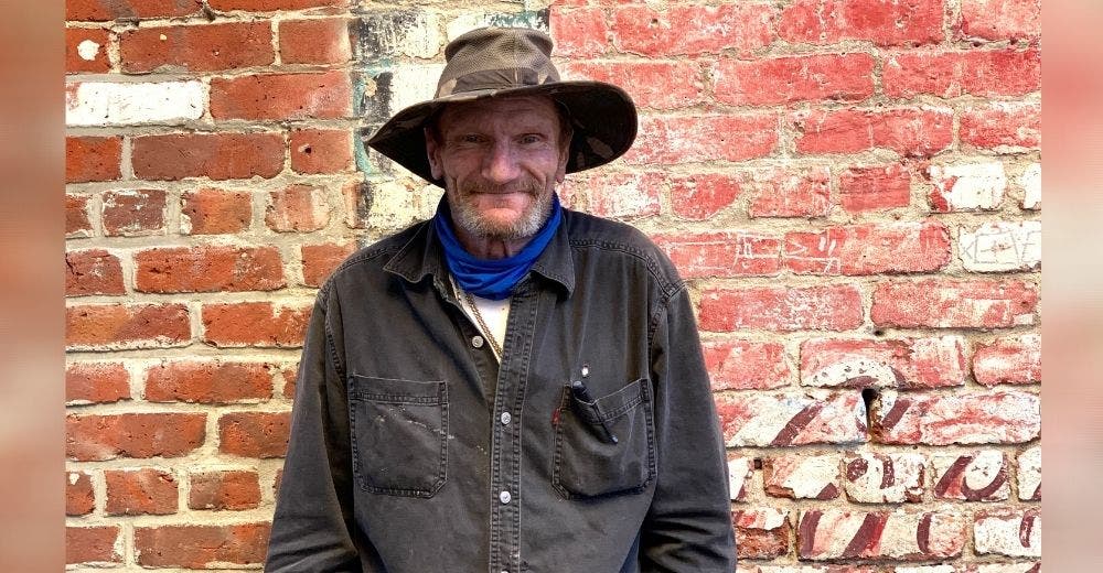 Reúnen miles de dólares para el hombre sin hogar que devolvió una billetera aunque no tenía nada Reúnen miles de dólares para el hombre sin hogar que devolvió una billetera aunque no tenía nada